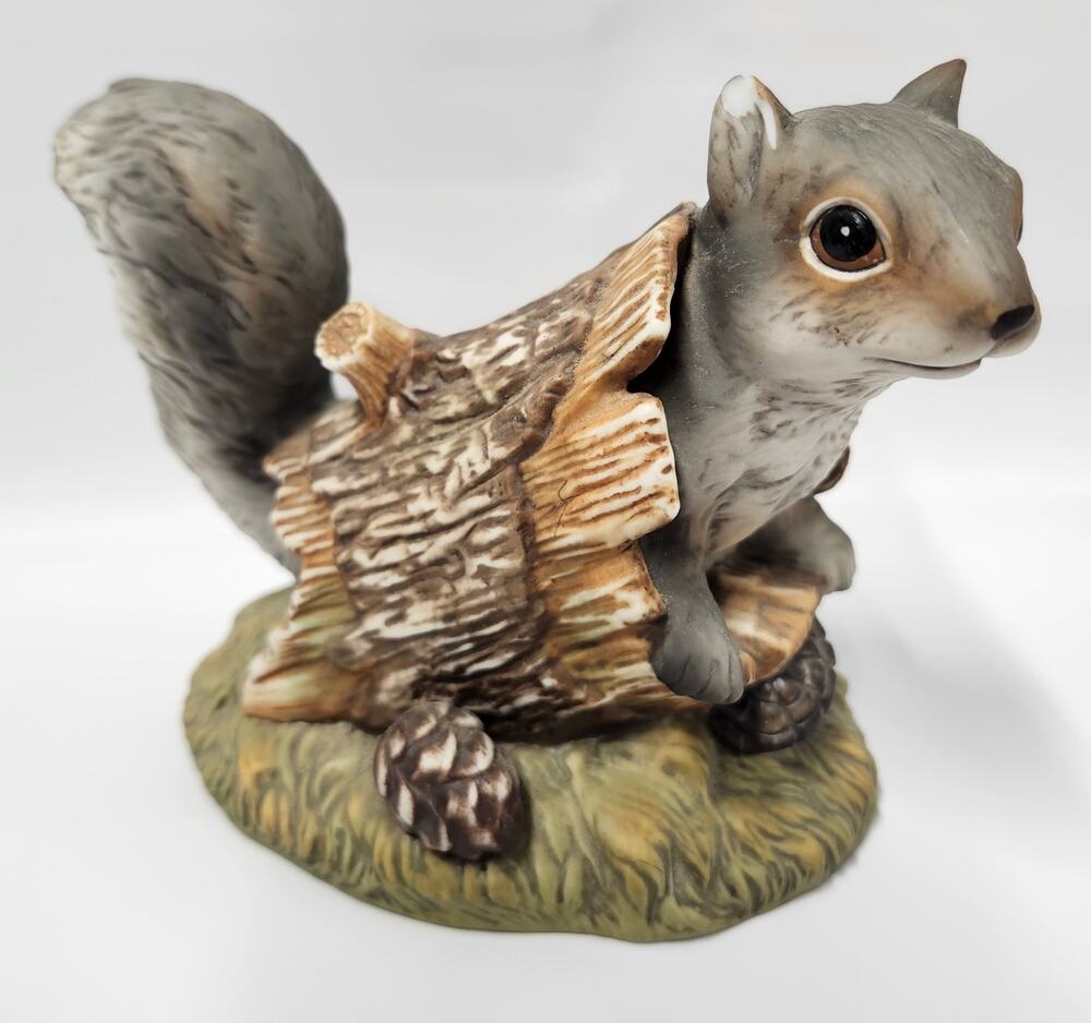 Vintage 1986 HOMCO Masterpiece Porcelain Squirrel Log Figurine Mizuno
